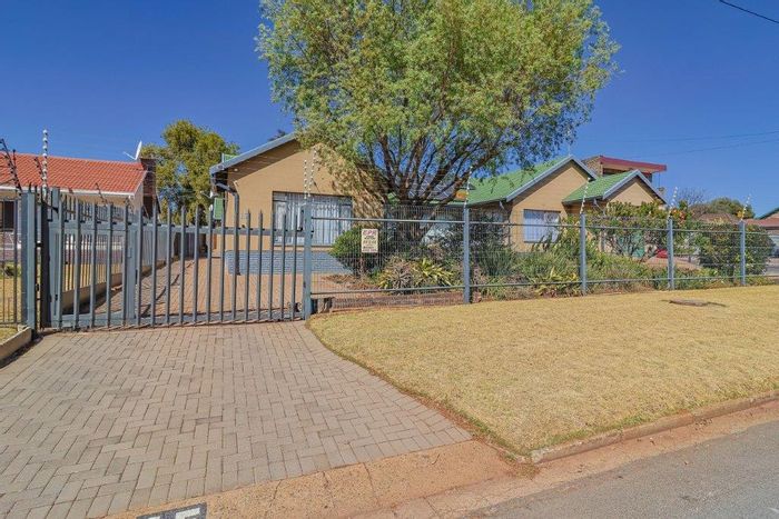 House for Sale in Rant En Dal: Dual-living, solar system, spacious garden, entertainment areas.