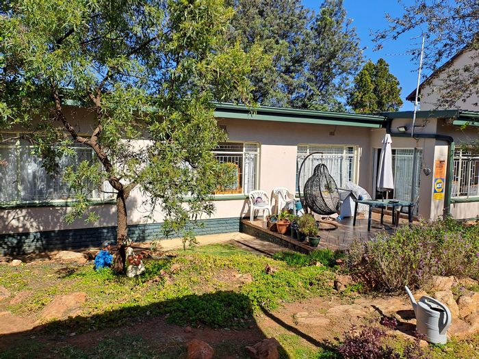 Breaunanda House For Sale: 5 Bedrooms, garden, carport, security, and fiber ready.