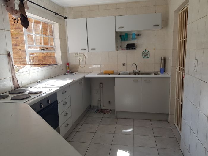 Townhouse To Rent in Mayfield Park: 3 bedrooms, private garden, pet-friendly.