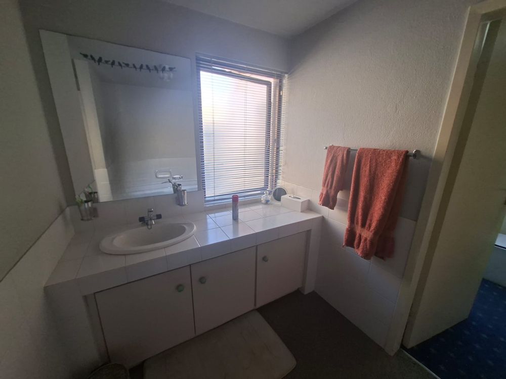 En suite main bathroom