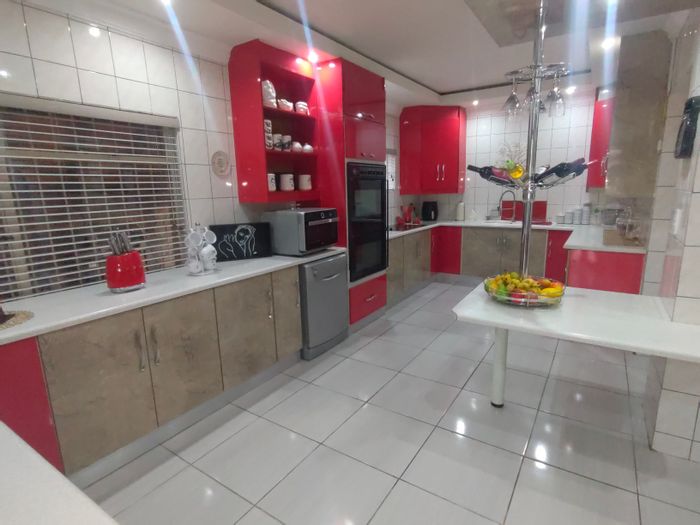 For Sale: House in Nigel Central with 3 beds, flat, double garage, and spacious living.