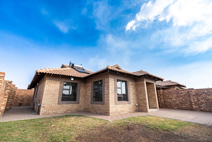 For Sale: House in Suidheuwel with 3 beds, solar geyser, secure yard.