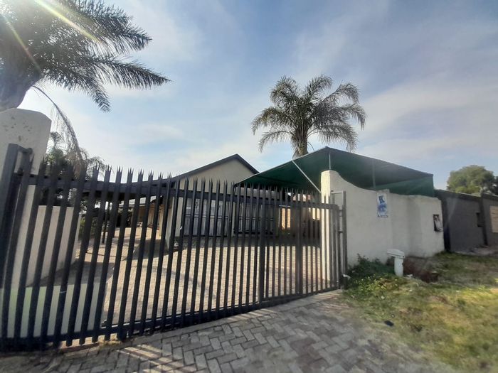 Spacious 4-bedroom house with pool, scullery, and secure parking in Wilro Park.