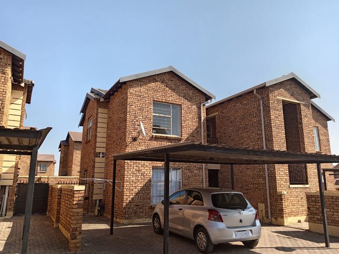 Honeydew Apartment To Rent: 2 Bedrooms, balcony, secure complex, 2 parking spaces.