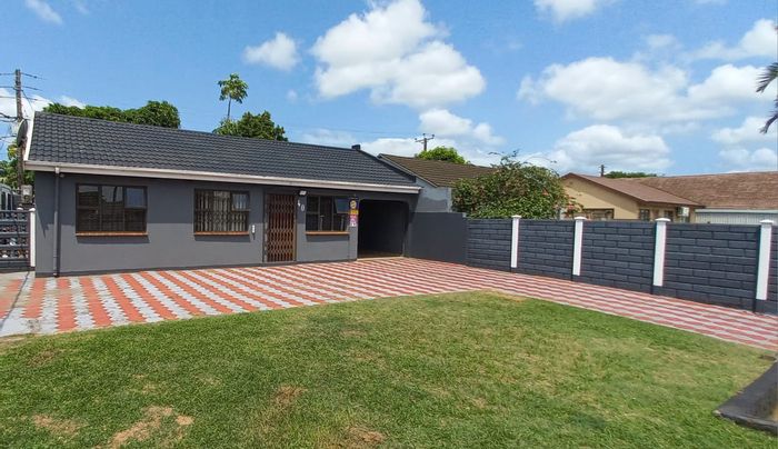 3-Bedroom House in Brackenham For Sale with Spacious Yard and Parking.