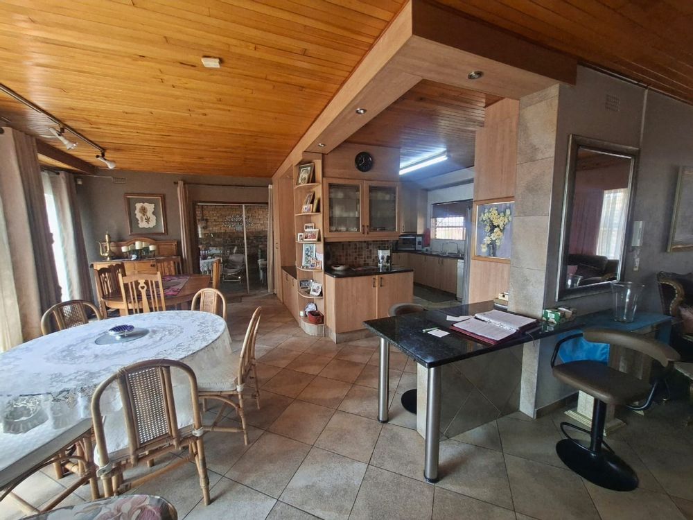 Open plan dining area and kitchen