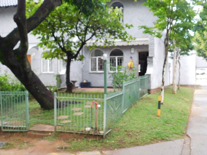 Queenswood Townhouse For Sale: 2 beds, garage, pool access, near shopping and schools.