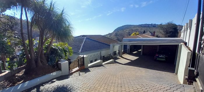 For Sale: Spacious Rangeview House with 5 Bedrooms, Indoor Pool, and Garage for 6.