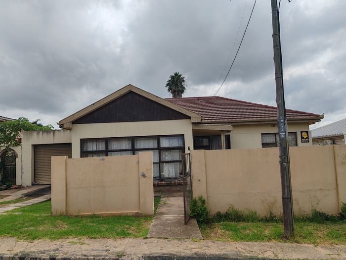 3-bedroom house in Mosel for sale with garage, spacious living, and storage.