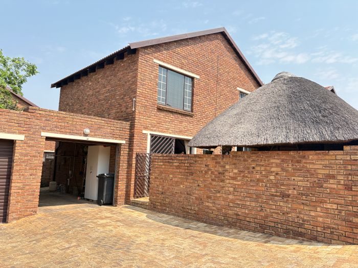 For Sale: Townhouse in Wilgeheuwel with 2 bedrooms, lapa, and prepaid electricity.