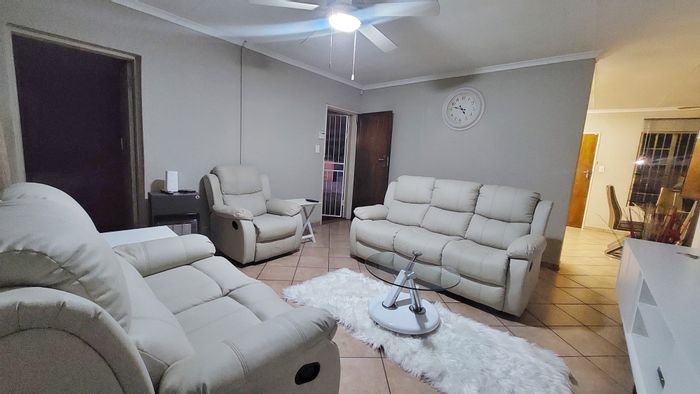 For Sale: 3-Bedroom Townhouse in Willow Park Manor with double garage and garden.