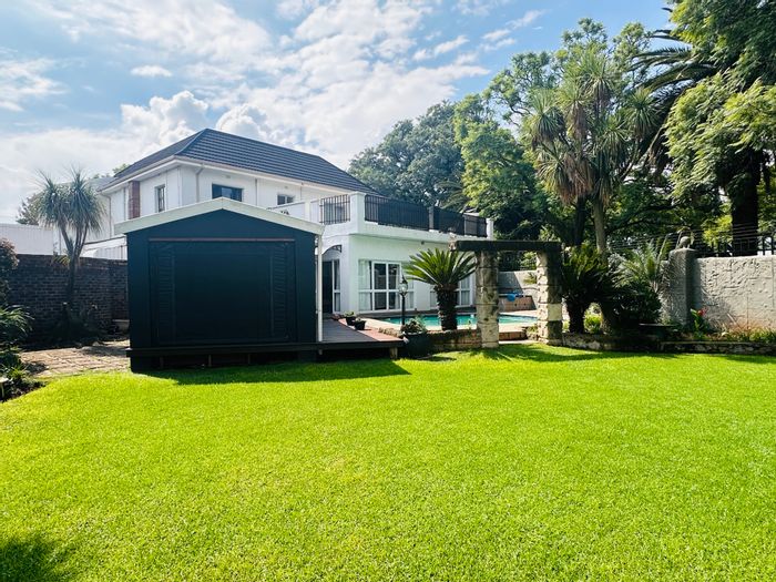 House for Sale in Selection Park: Entertainer's dream with pool, jacuzzi, and golf views.