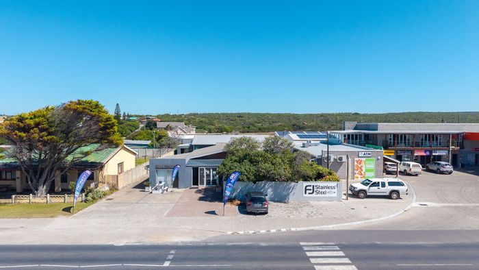 For Sale: Versatile Struisbaai Central house with business zoning, 3 beds, and flat.