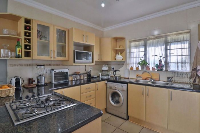 Amanzimtoti Flat For Sale: One-bedroom unit with garage, ocean views, close to amenities.