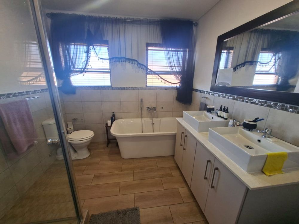 En suite bathroom with double basin