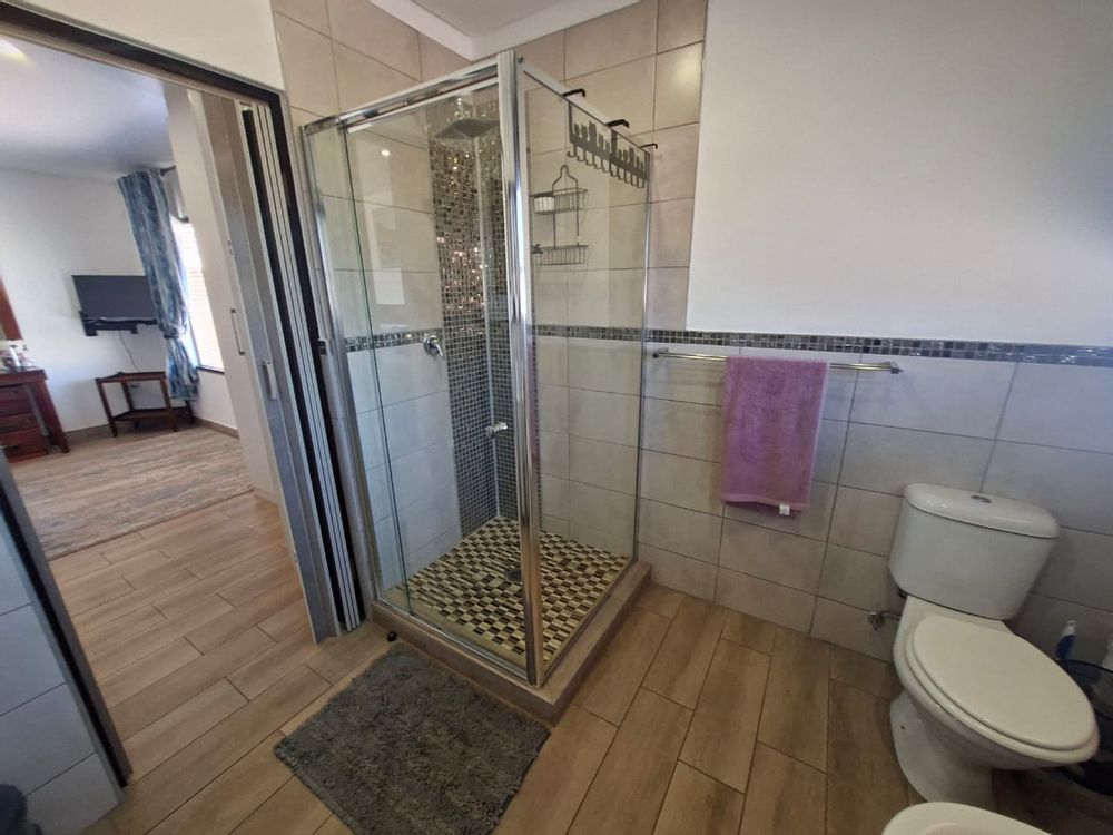 En suite bathroom with shower