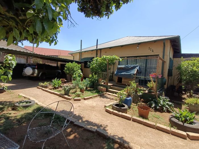 4-bedroom house in Homelake for sale with garage and ample parking space.