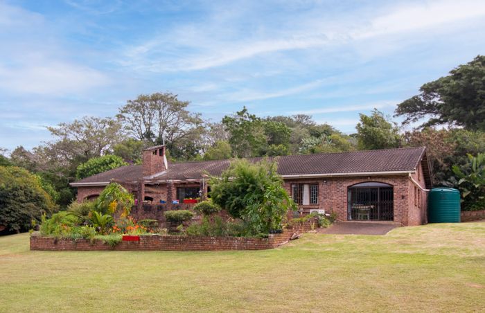 For Sale: Spacious Bathurst Central house with 4 beds, garden, and borehole.