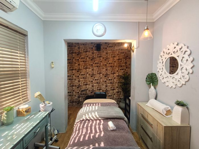 House for Sale in Meer En See: 3 beds, 2 baths, plus income-generating flat.