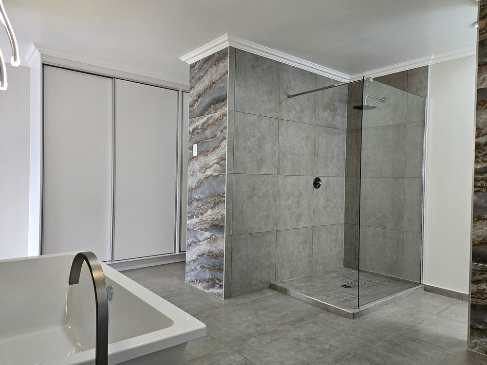 Walk-in shower & sliding door cupboards