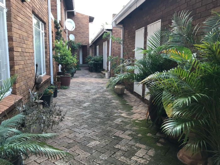 For Sale: 2-bedroom apartment in Potchefstroom Central with garage and dining room.