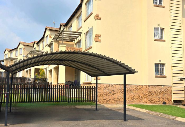 Reyno Ridge Flat For Sale: 2 beds, security complex, open-plan living, parking.