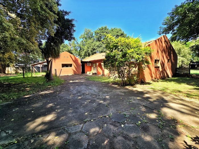 For Sale: House in Kwambonambi Central with 3 beds, flat, and large yard.