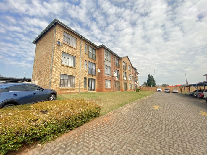 For Sale: 2-Bedroom Apartment in Weltevreden Park with Security and Parking.