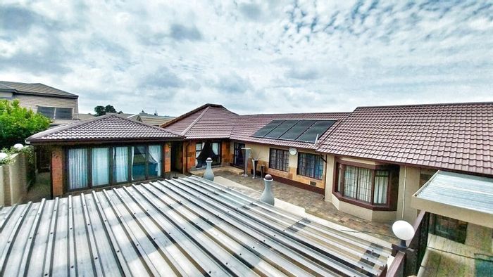 For Sale: Secunda Central House with 3 flatlets, pool, and secure parking.