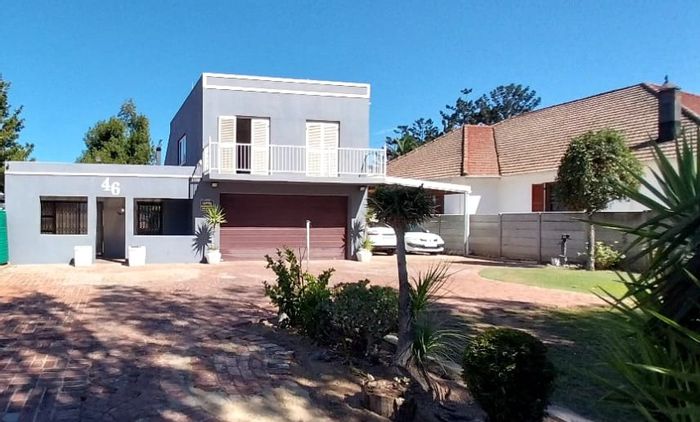 For Sale: House in Paglande with 5 bedrooms, pool, and ample parking.