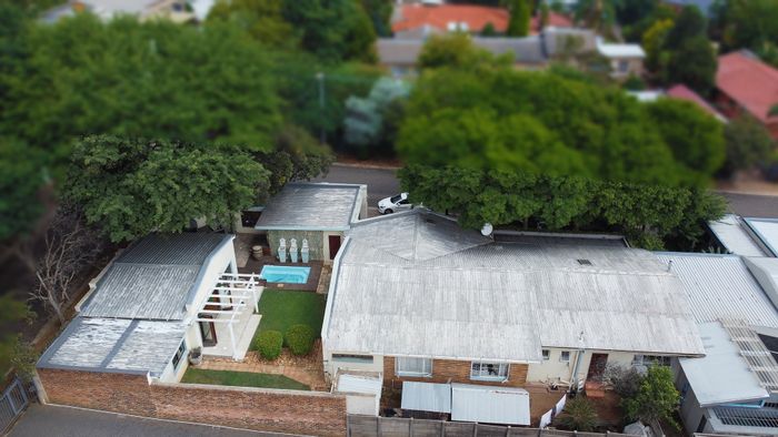 For Sale: House in Riviera with 3 en-suite bedrooms, pool, and entertainment area.