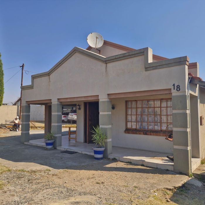 Kinross House For Sale: 3 Bedrooms, private patio, secure yard, ample parking.