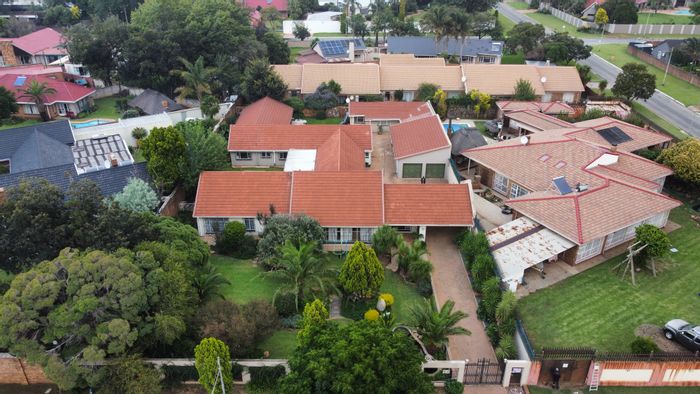 For Sale: Spacious 6-bedroom house in Selcourt with pool, flatlet, and garden.