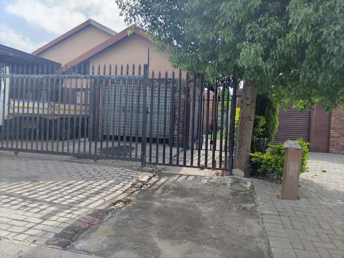 4-Bedroom House in Boitekong For Sale with Garage, Jojo Tank, and Carport.