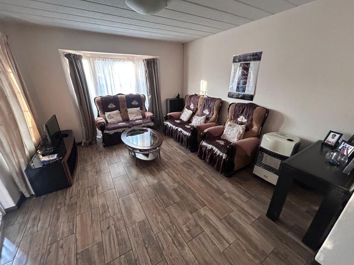 Eden Glen Townhouse For Sale: 3 beds, 2 baths, spacious garden, 109 sqm.