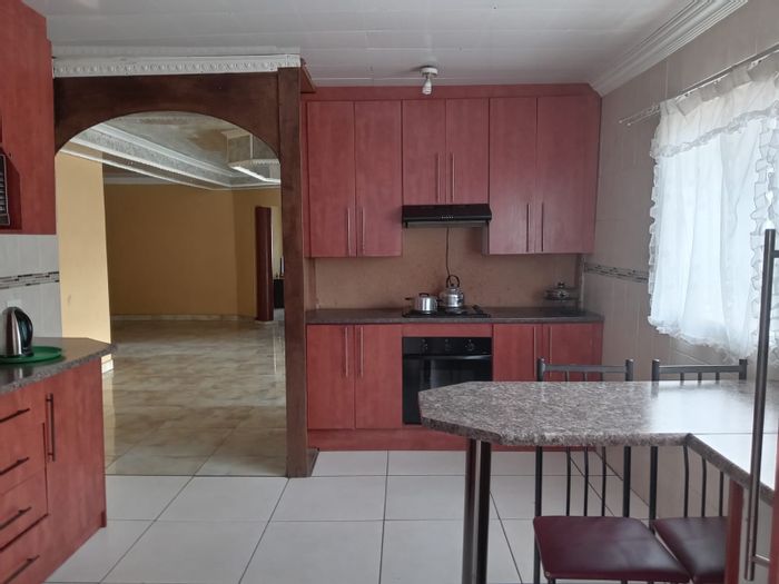 4-Bedroom House in Zamdela For Sale with Double Garage and Spacious Living Areas.
