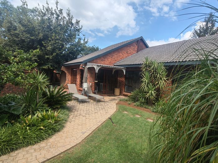 Ferryvale House For Sale: 4 beds, pool, study, braai area, double garage.