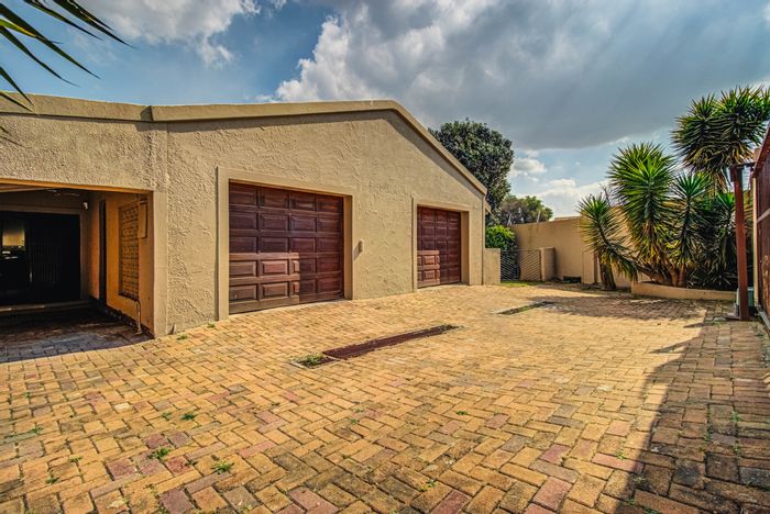 Isandovale House For Sale: 4 Bedrooms, 2 Bathrooms, Double Garage, Security Features.
