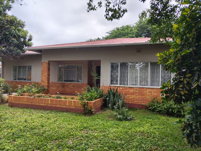 Oos Einde House For Sale: 3 bedrooms, large lounge, covered patio, eco-friendly amenities.