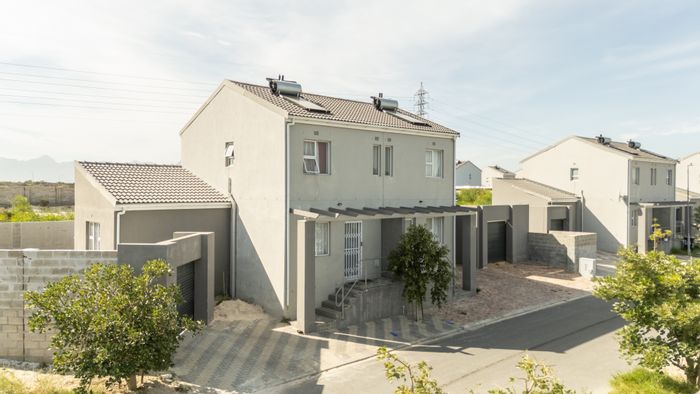 Townhouse For Sale in Sunset Glen: 2 bedrooms, open-plan living, secure parking.