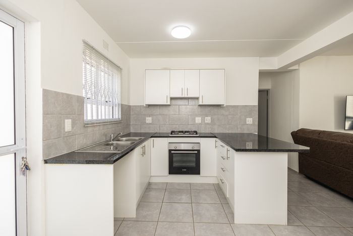 3-Bedroom Townhouse in Sunset Glen For Sale with Open-Plan Living and Secure Parking.
