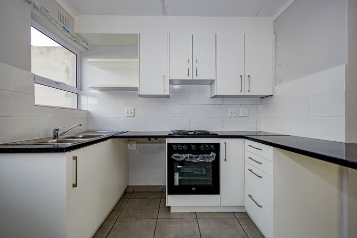 3-Bedroom Townhouse in Sunset Glen For Sale with Open-Plan Living and Secure Parking.