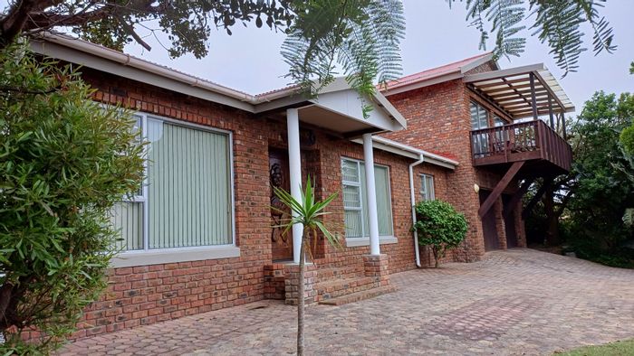 Tergniet House For Sale: Ocean views, flatlet, indoor braai, near beach.