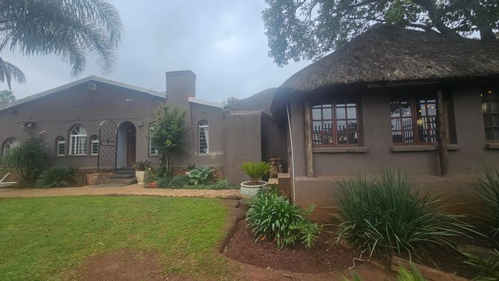 Dersley House For Sale: 4 Bedrooms, Pool, Open-Plan Living, Entertainment Space.