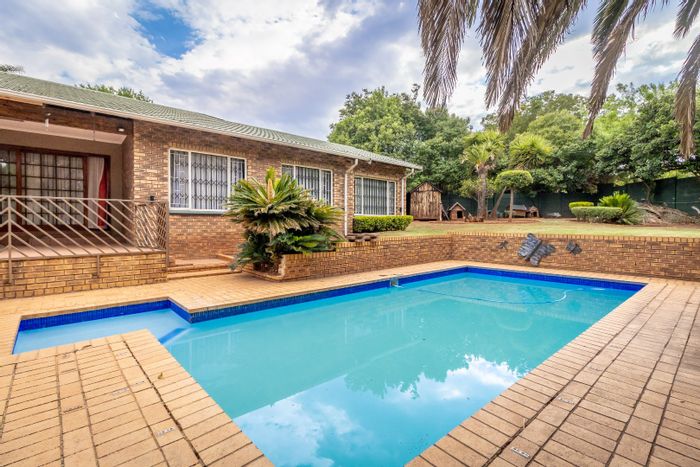 5-Bedroom House To Rent in Wilro Park with pool, bar, and spacious garden.