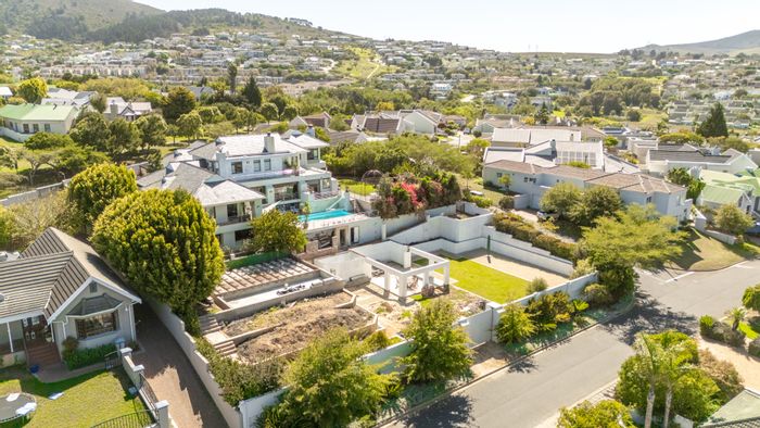 For Sale: Spacious 7-bedroom house in Welgedacht with pool, cinema, and wine cellar.