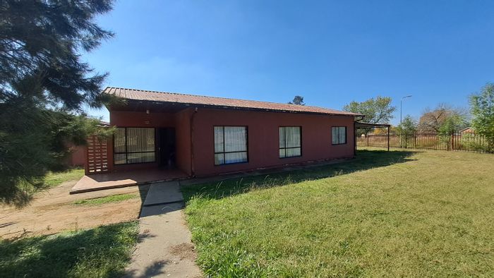 For Sale: House in Grootvlei Central with 3 bedrooms, flatlet, and spacious yard.