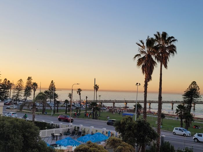 Beachfront apartment in Summerstrand for sale, with rental income and communal garden.