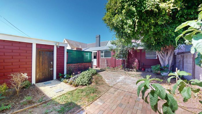 South End House For Sale: 3 beds, dual access, ideal for living or business.