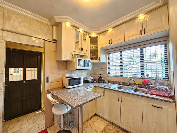 Montford House For Sale: 3 beds, 2 cottages, secure parking, rental potential.